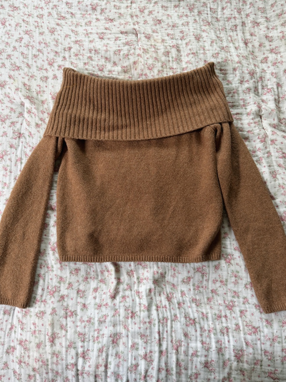 Old Navy Off-the-Shoulder Ribbed Hem Sweater in Camel